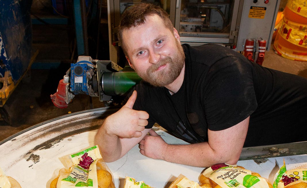 Mitarbeiter mit Kartoffeln