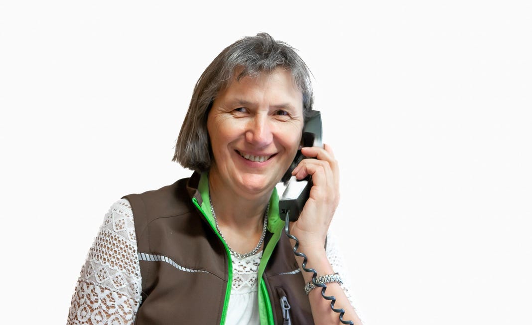 Mitarbeiterin mit Telefon